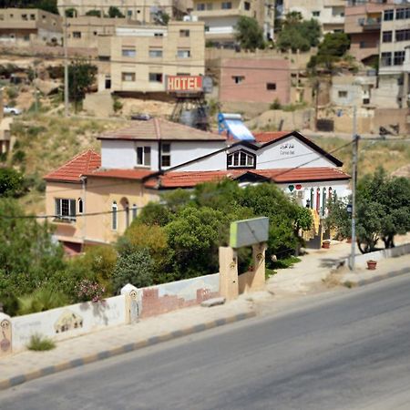 Cairwan Hotel Karak Esterno foto