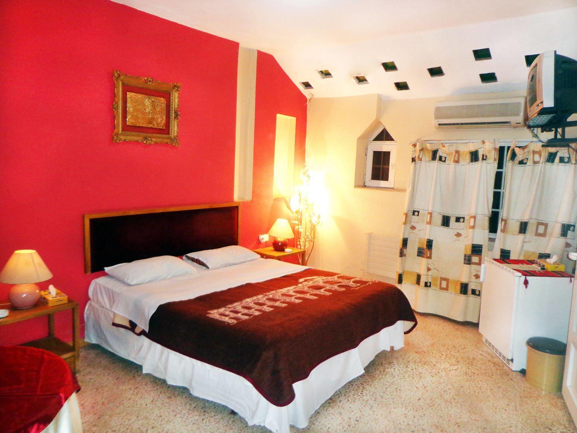 Cairwan Hotel Karak Esterno foto