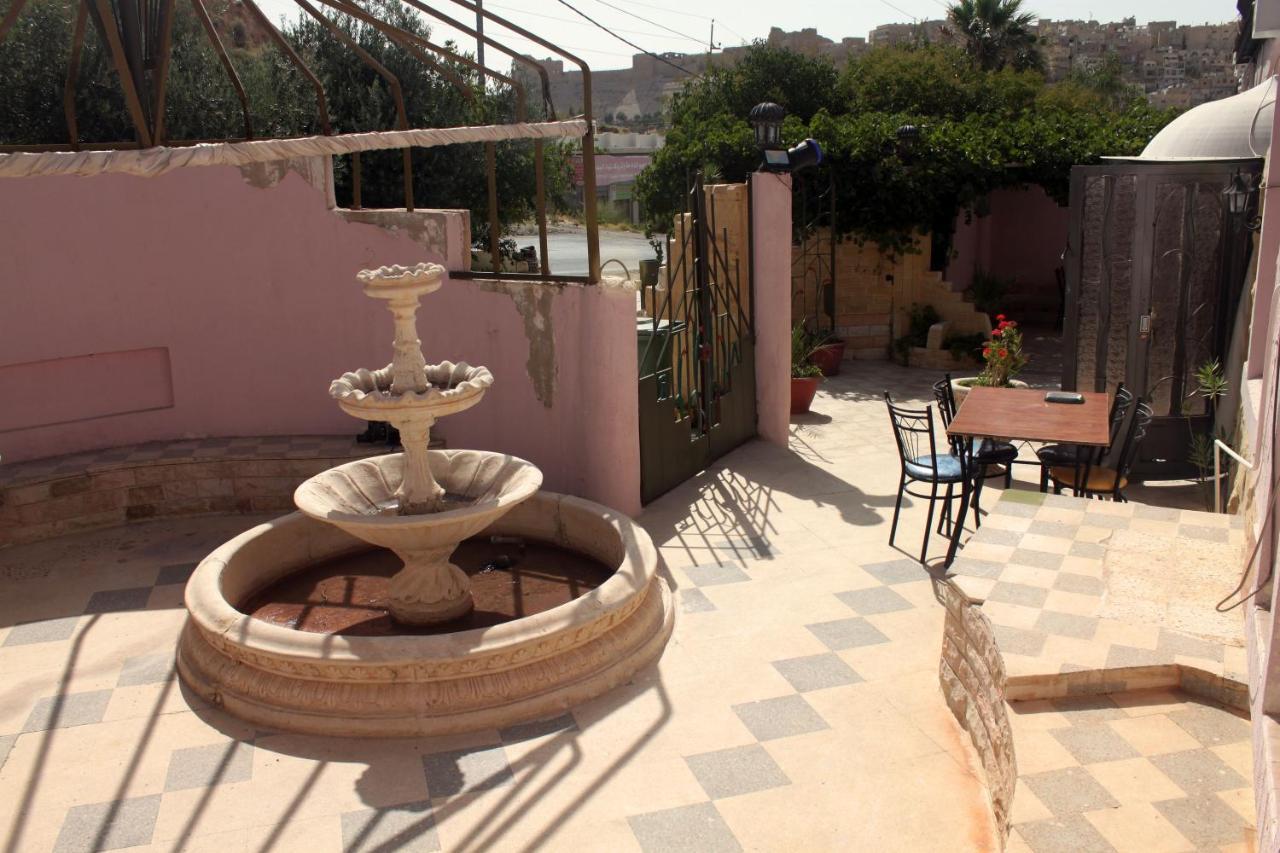 Cairwan Hotel Karak Esterno foto